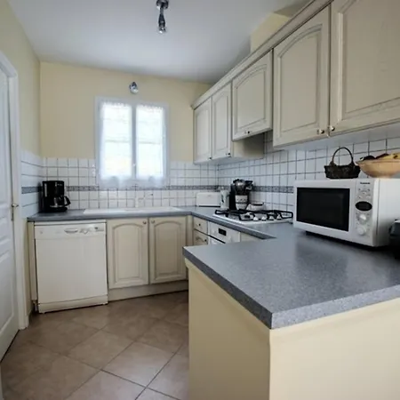 Maison A Avec Jardin Clos Et Parking, Pour 4 Pers. - Fr-1-835-22 Holiday home